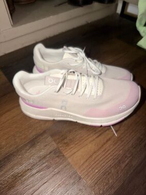 On Running Women’s Cloud Trainers in White and Light Pink